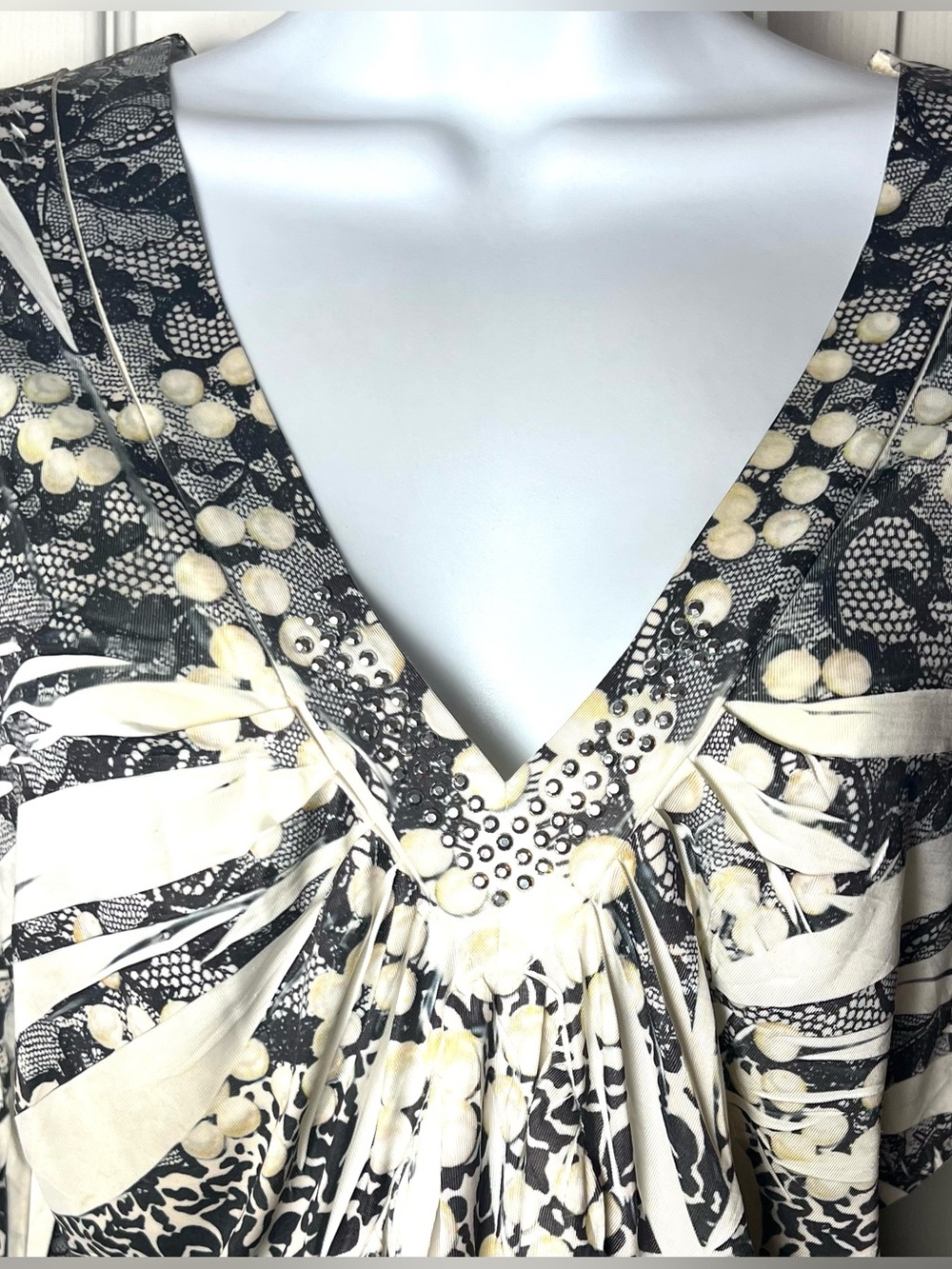 LIVE & LET LIVE Blouse Top Tunic Sublimation Gray Ivory Gold Beaded Embellished - Picture 4 of 10